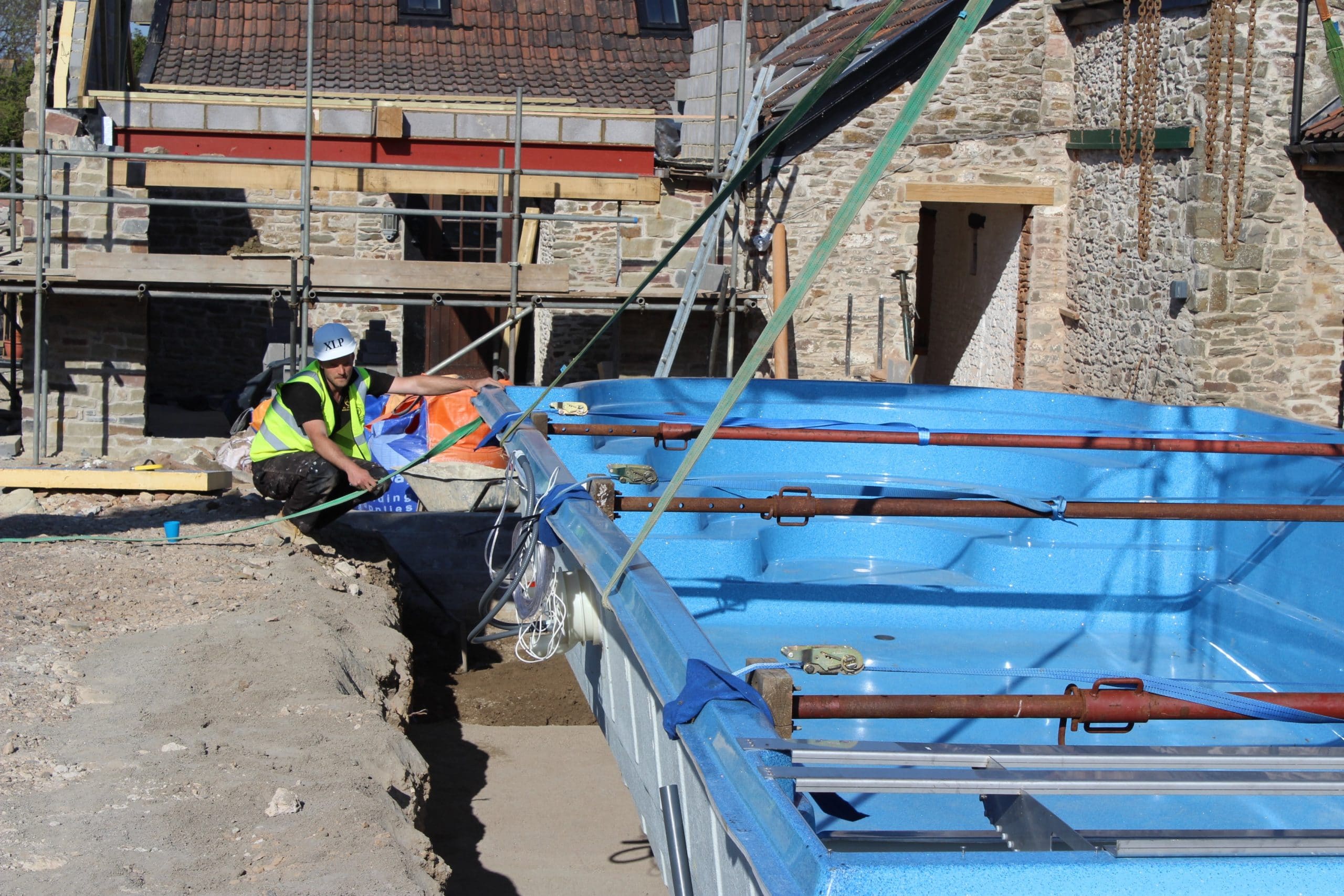 Outdoor One Piece Swimming Pool Installation